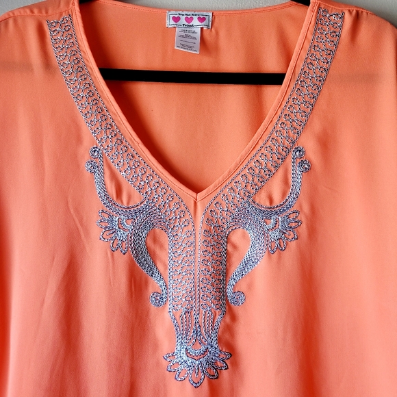 Embroidered top v-neck - Picture 6 of 8